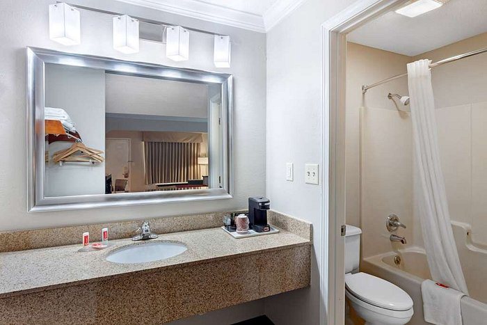 Avid Hotel Byron Warner Robins by IHG — Bathroom