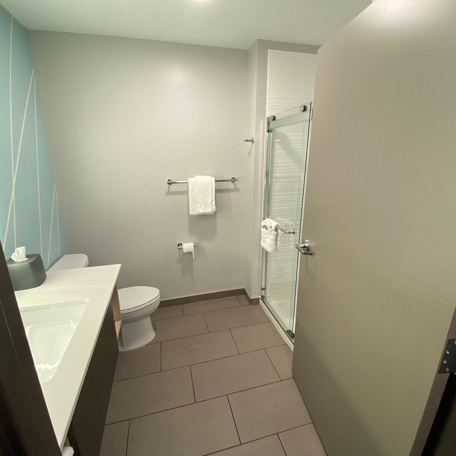 Avid Hotel Cedar Rapids South Arpt Area by IHG — Bathroom