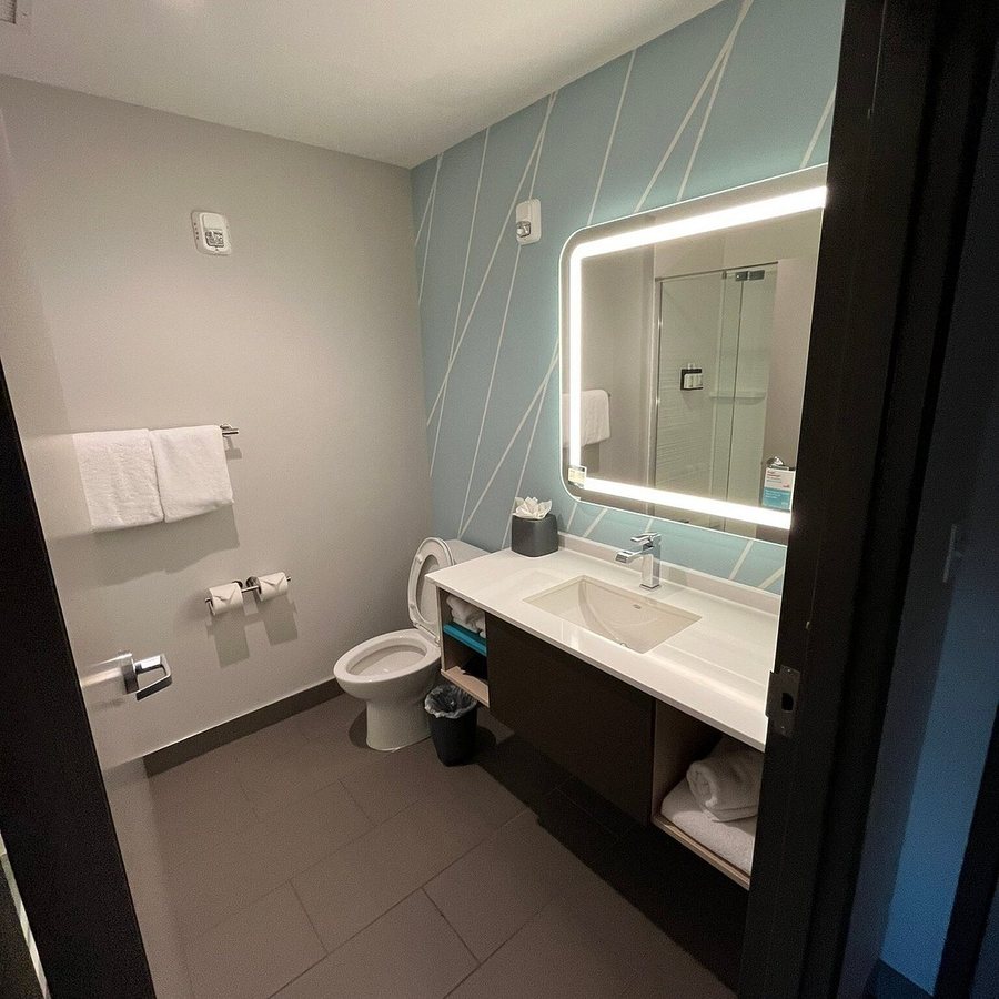 Avid Hotel Hays by IHG — Bathroom