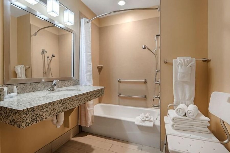 Avid Hotel Lancaster By Ihg — Bathroom