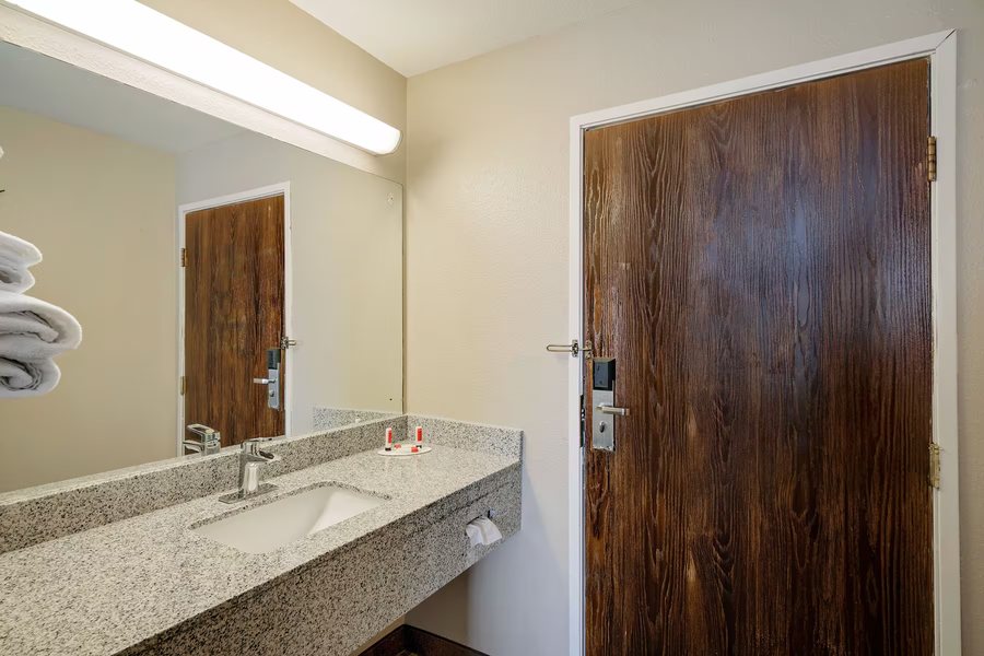Avid Hotel Lexington Hamburg Area by IHG — Bathroom