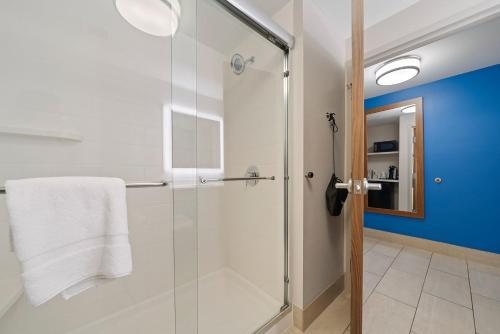 Avid Hotel Macon North by IHG — Bathroom