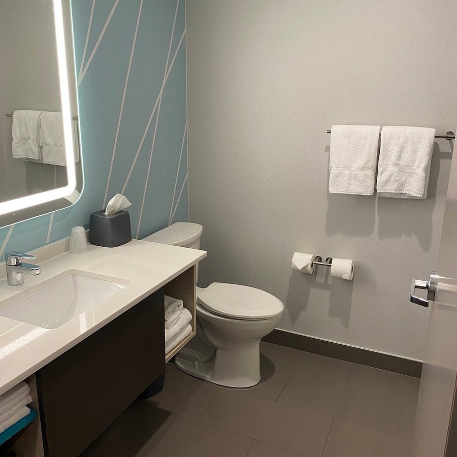 Avid Hotel Oklahoma City Quail Springs by IHG — Bathroom