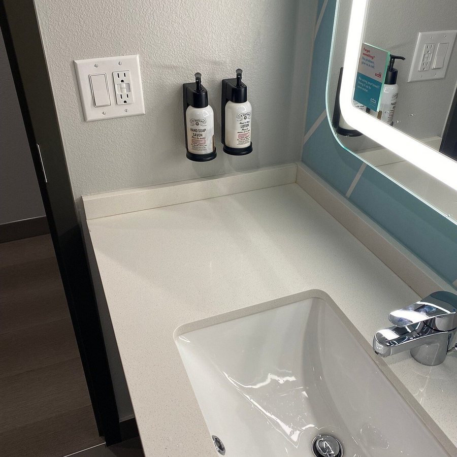 Avid Hotel Oklahoma City Yukon by IHG — Bathroom