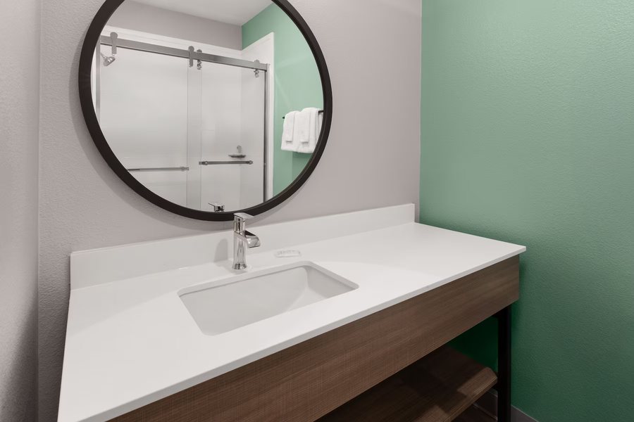 Avid Hotels Austin Round Rock South by IHG — Bathroom