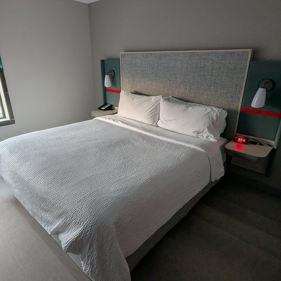 Avid Hotels Chicago OaETMHare aE Des Plaines by IHG — Guest room