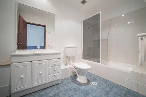 Avoca Motel — Bathroom