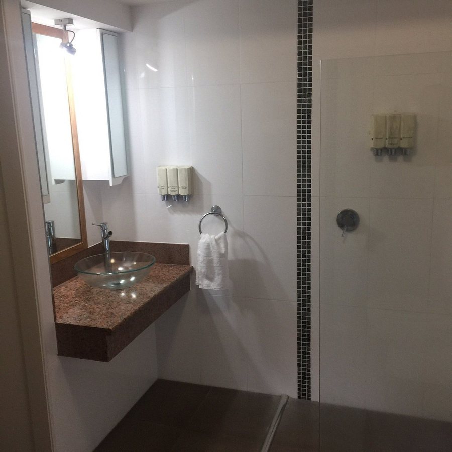 Ayr Backpackers — Bathroom