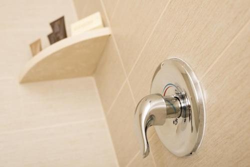 Ayres Hotel Manhattan Beach Hawthorne — Bathroom