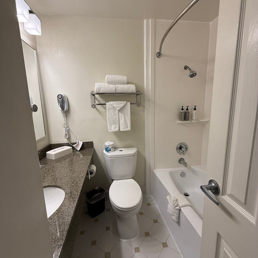 Ayres Hotel Orange — Bathroom