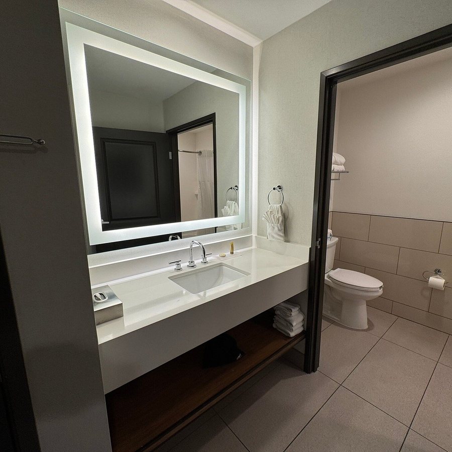 Ayres Hotel Vista Carlsbad — Bathroom