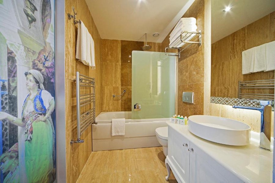 Azade Premier Hotel Istanbul — Bathroom