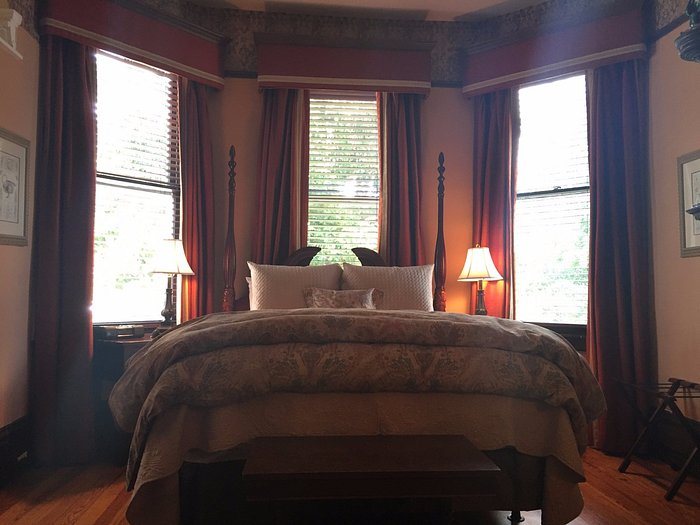 Azalea Inn Suites — Guest room