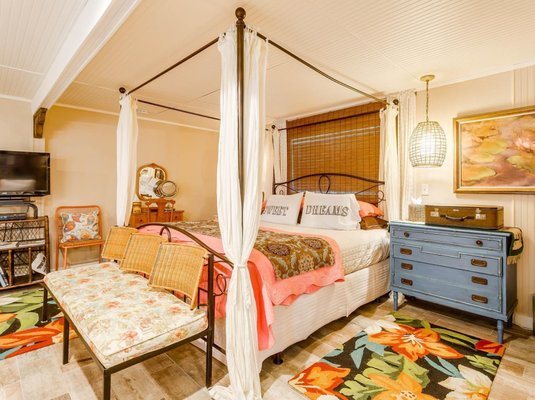 Azalea Plantation — Guest room