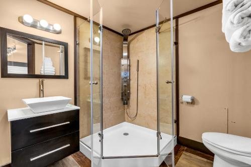 Aztec Ocean Resort — Bathroom