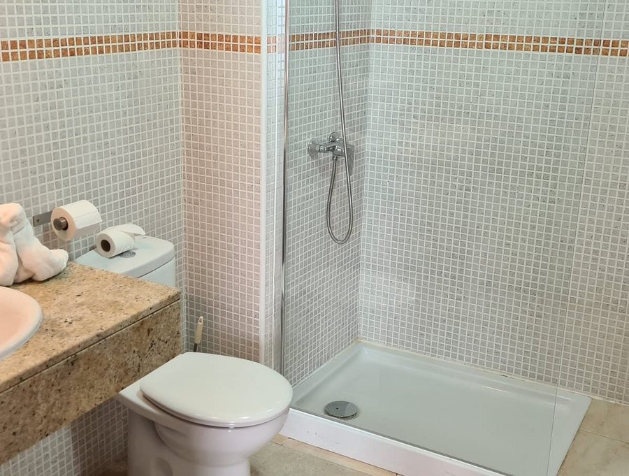 Azulfit — Bathroom
