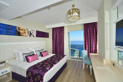 Azura Deluxe Resort Spa Hotel — Guest room