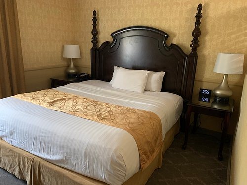 Azure Hotel Suites Ontario Trademark Collection — Guest room