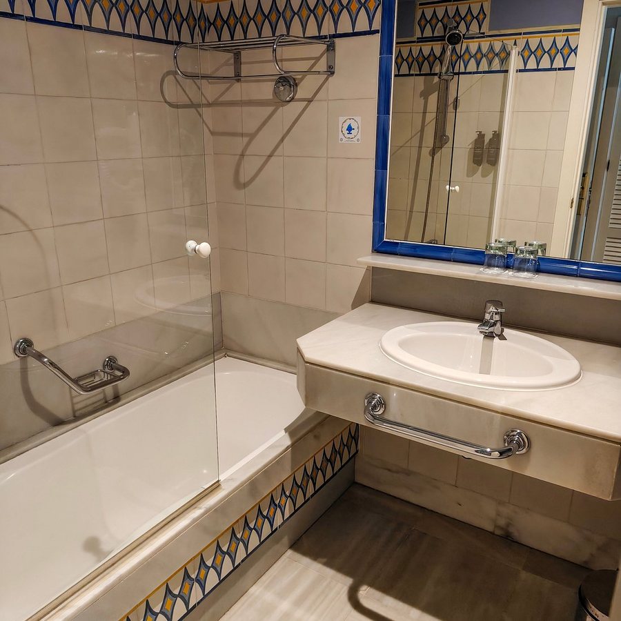 AZZ Guadacorte Campo de Gibraltar Hotel — Bathroom