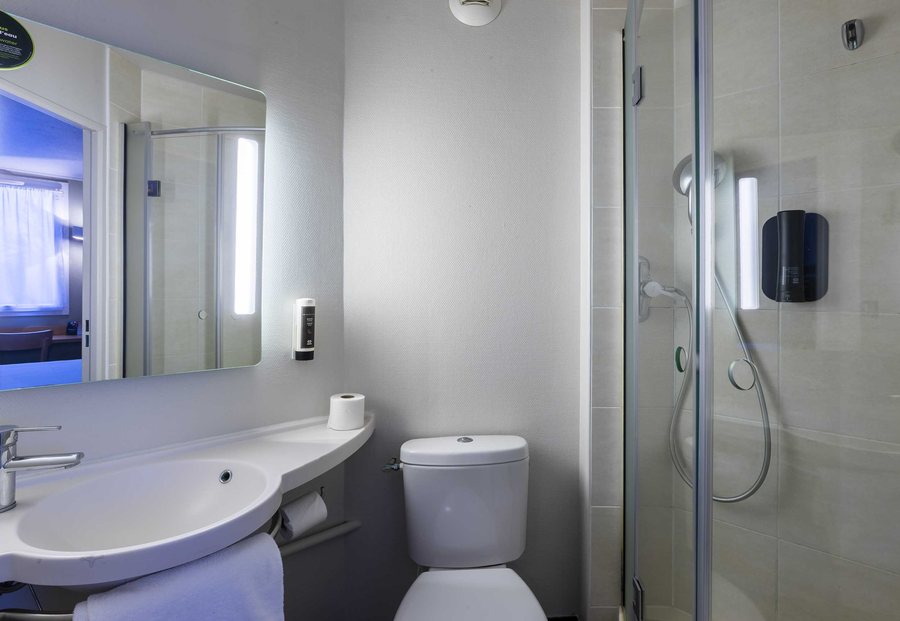 B B Hotel Auxerre Bourgogne — Bathroom