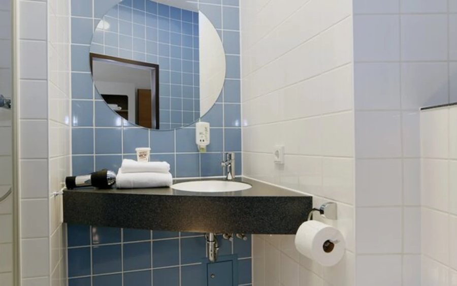 B b Hotel Berlin mitte — Bathroom