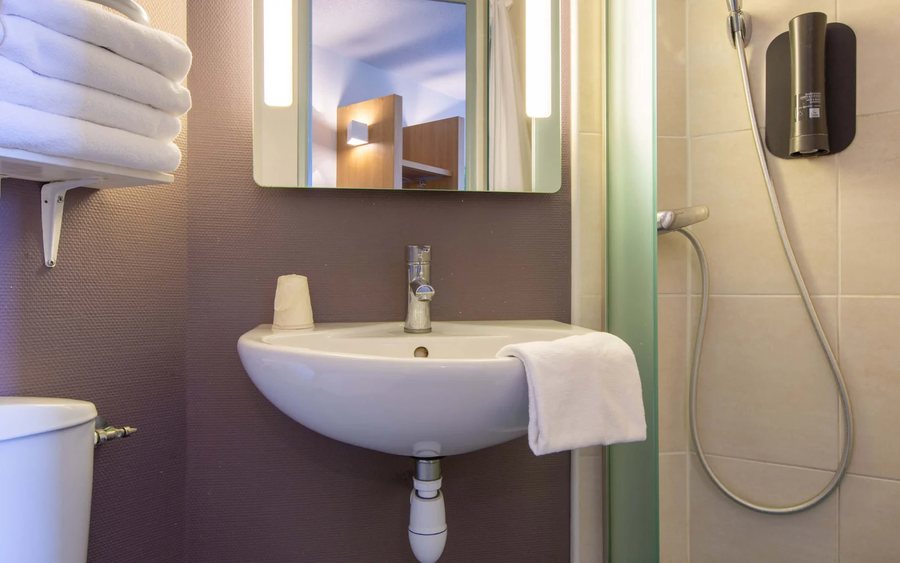 B B Hotel Chateauroux Deols — Bathroom