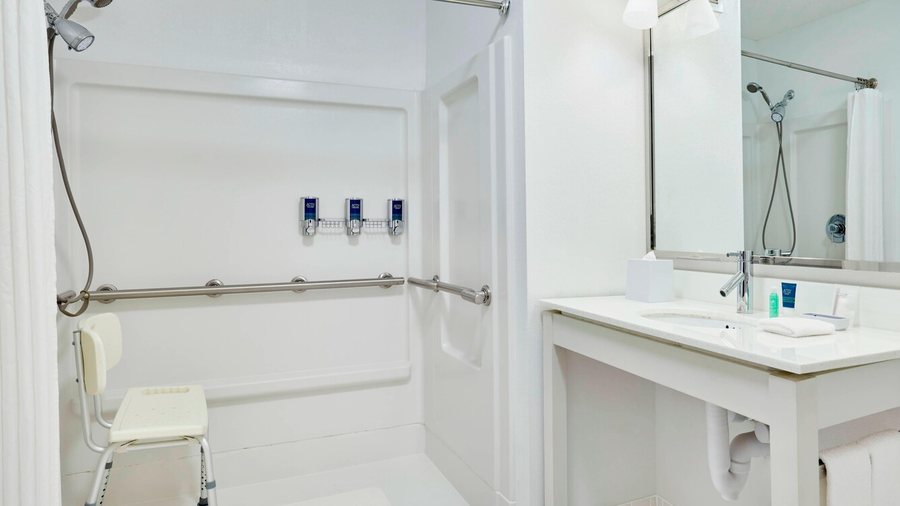 B B HOTEL Jacksonville Airport — Bathroom