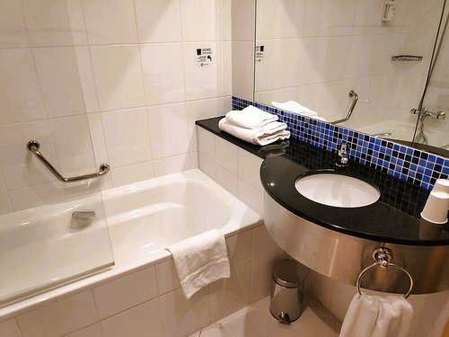 B B HOTEL Madrid Aeropuerto T1 T2 T3 — Bathroom