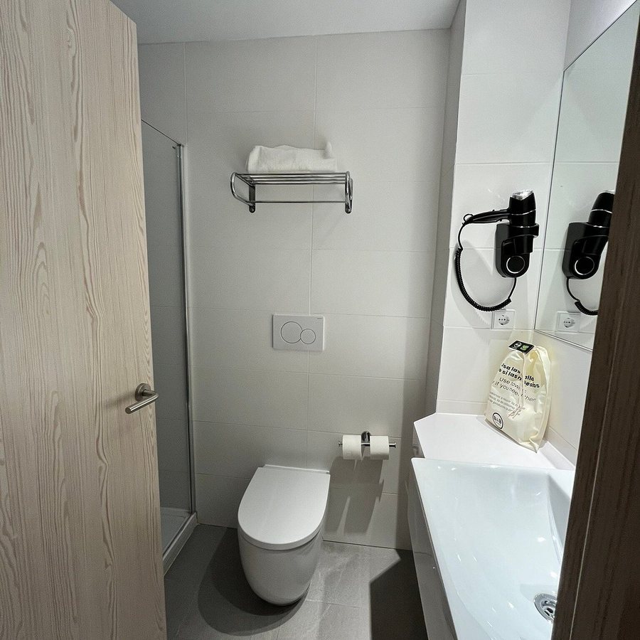 B b Hotel Madrid Carabanchel — Bathroom