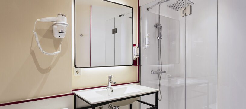 B B HOTEL Madrid Centro Plaza Mayor — Bathroom