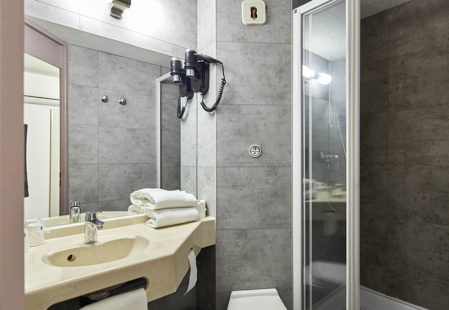 B B HOTEL Marne la vallee Val D europe — Bathroom