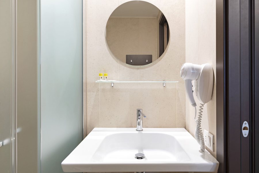 B B Hotel Milano Central Station — Bathroom