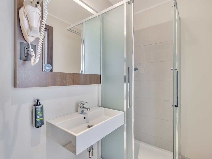 B B Hotel Milano La Spezia — Bathroom