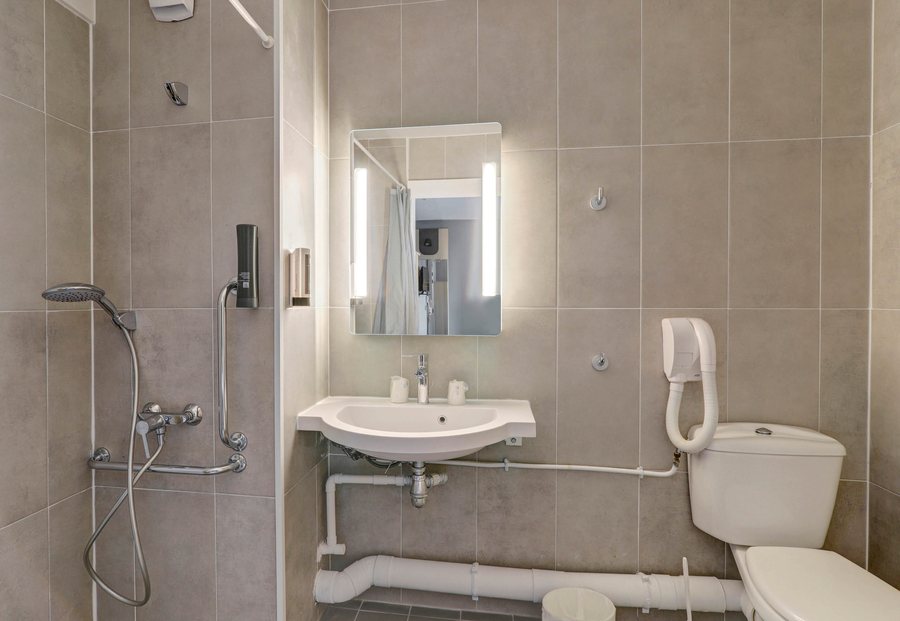 B B HOTEL Montlucon Centre — Bathroom