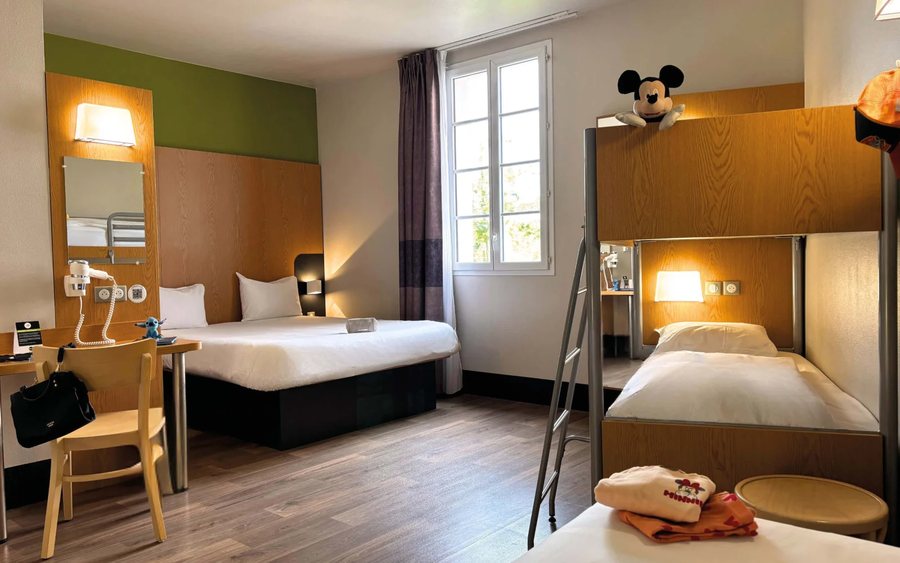 B B HOTEL pres de DisneylandR Paris — Guest room