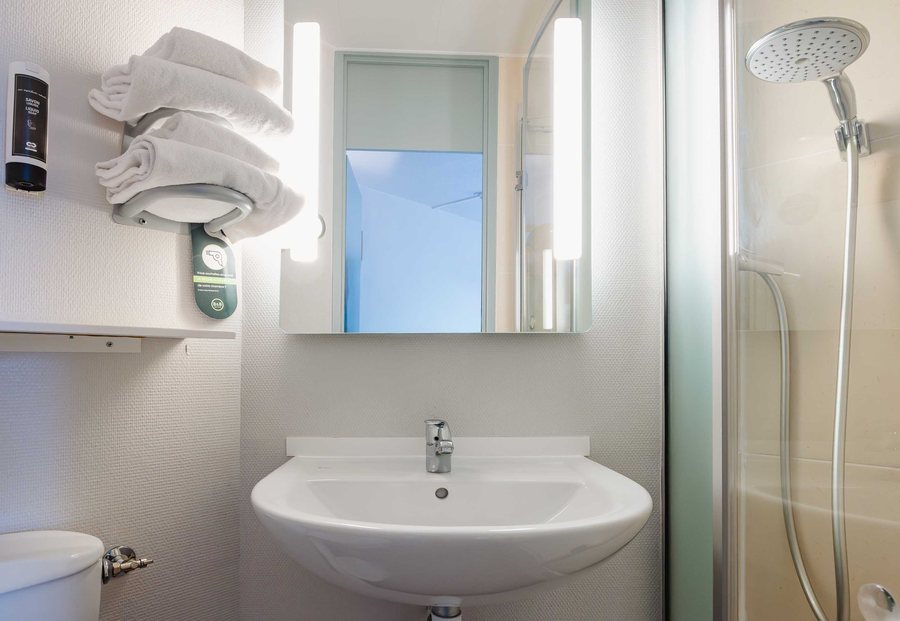 B B Hotel Rennes Est Cesson Sevigne — Bathroom