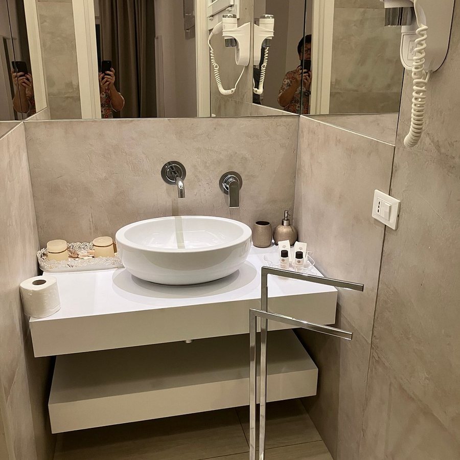 B B Mondello — Bathroom