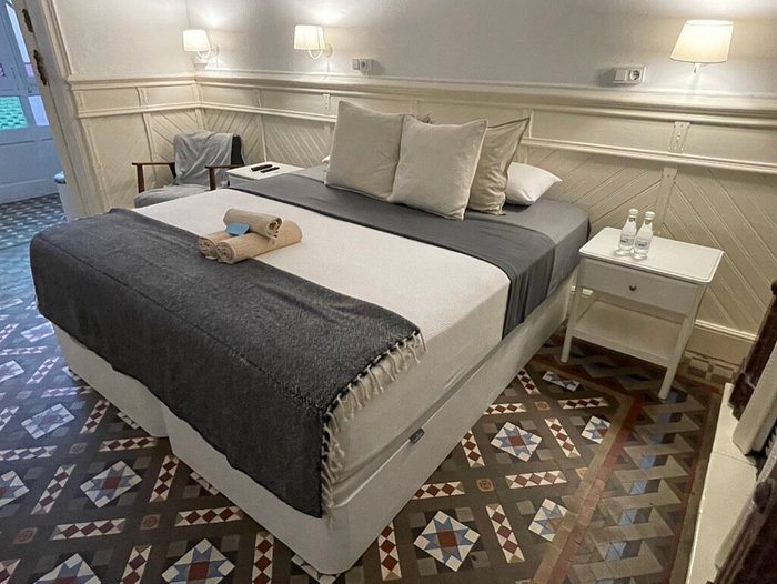 B Garden BCN Barcelona Catalonia — Guest room