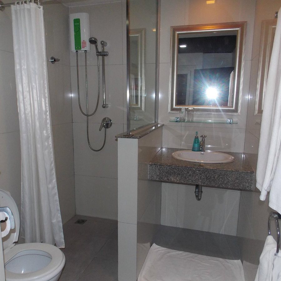 B H Baan Paradise — Bathroom