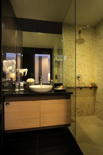 B Hotel Bali Spa — Bathroom