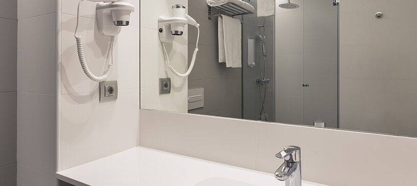 B Hotel Barcelona Catalonia — Bathroom