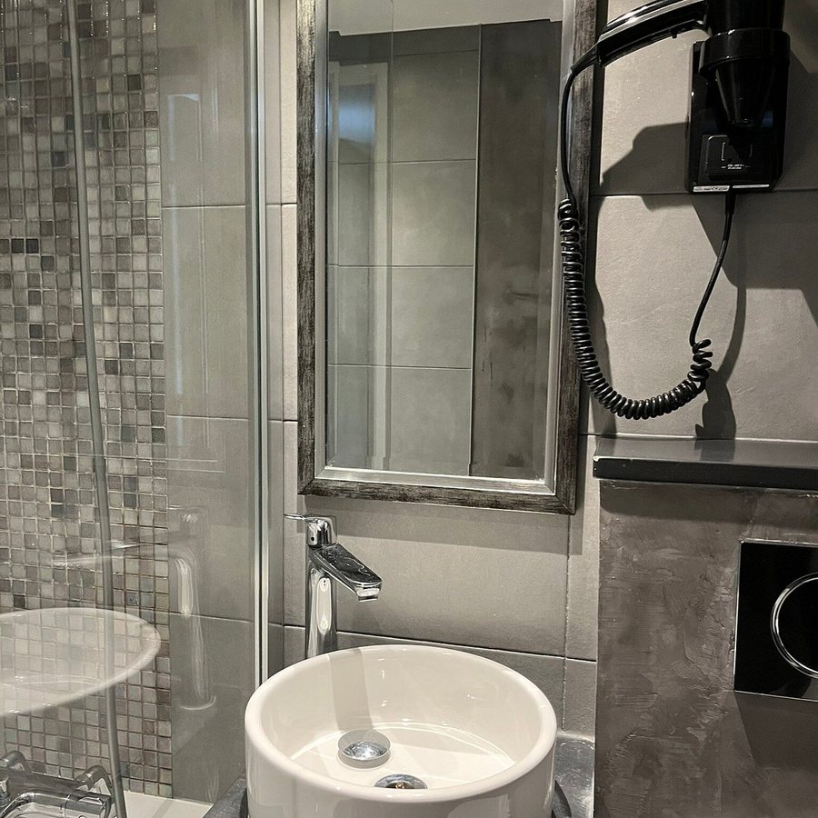 B Montmartre Hotel — Bathroom