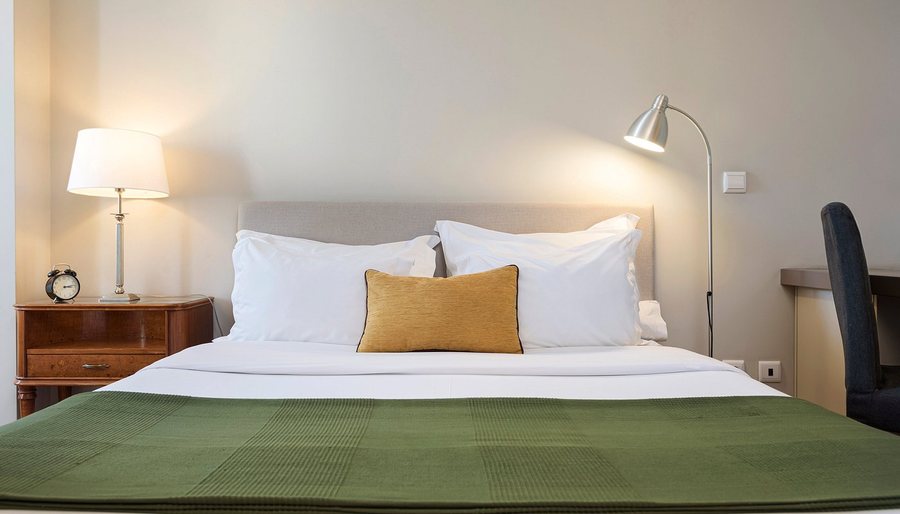 B The Guest — Guest room