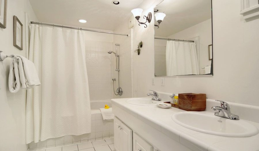 Babbling Brook Inn — Bathroom