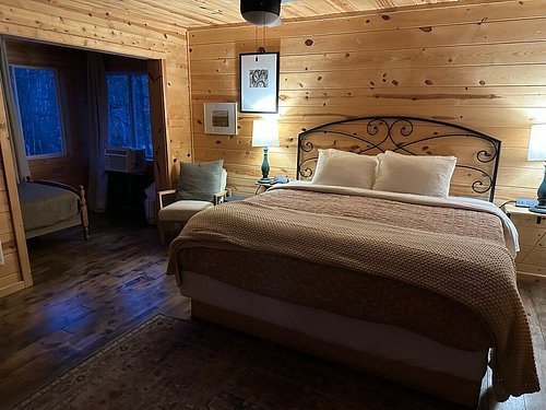 BackRoads Inn Cabins — Guest room