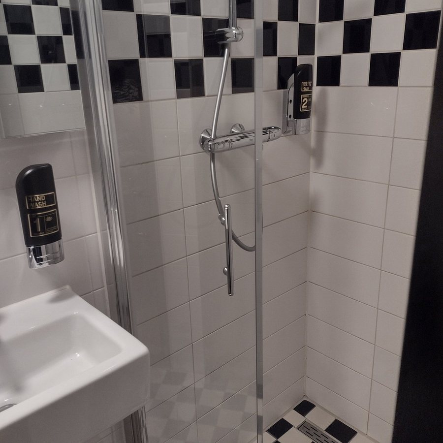 Backstage Hotel Amsterdam — Bathroom
