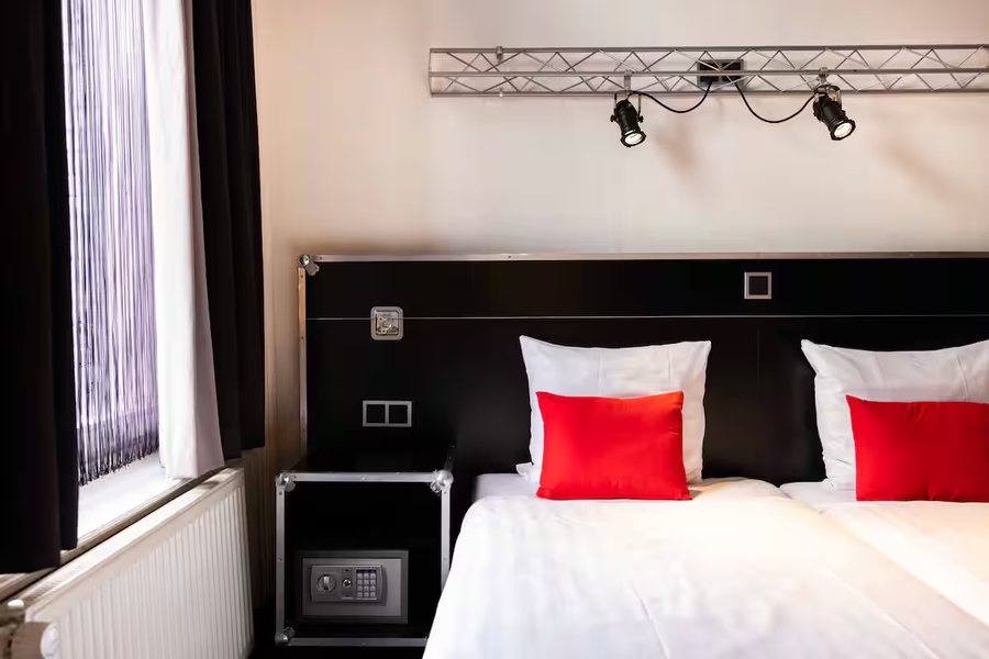 Backstage Hotel Amsterdam — Guest room