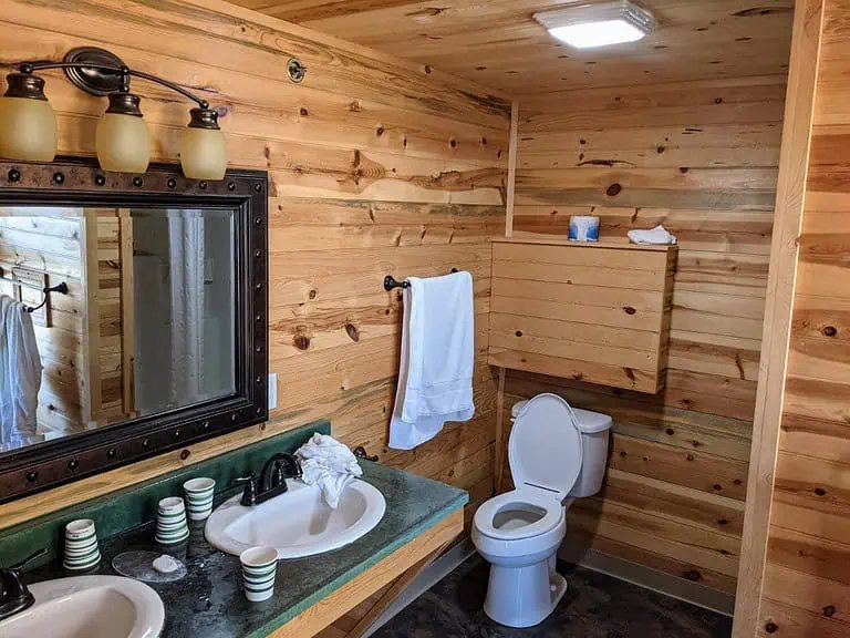 Badlands Frontier Cabins — Bathroom
