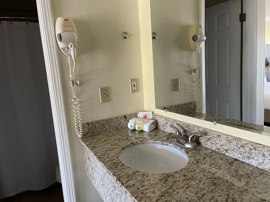Baechtel Creek Inn — Bathroom