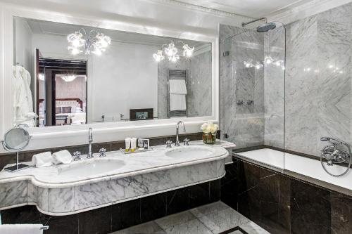 Baglioni Hotel Regina — Bathroom